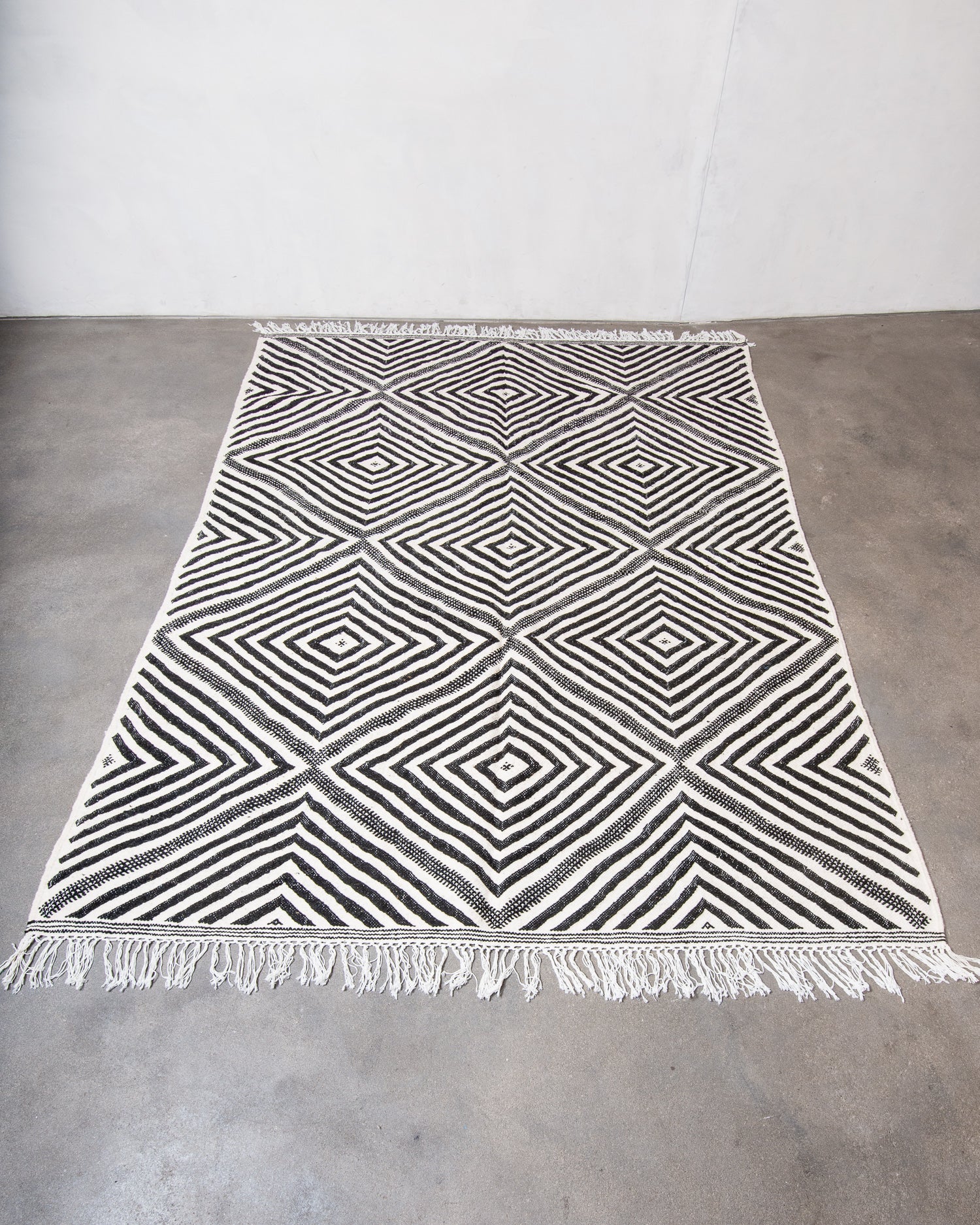 Modern, handcrafted Berber rug from Morocco. Flat-woven Kelim carpet in black and white design. Made of 100% wool.